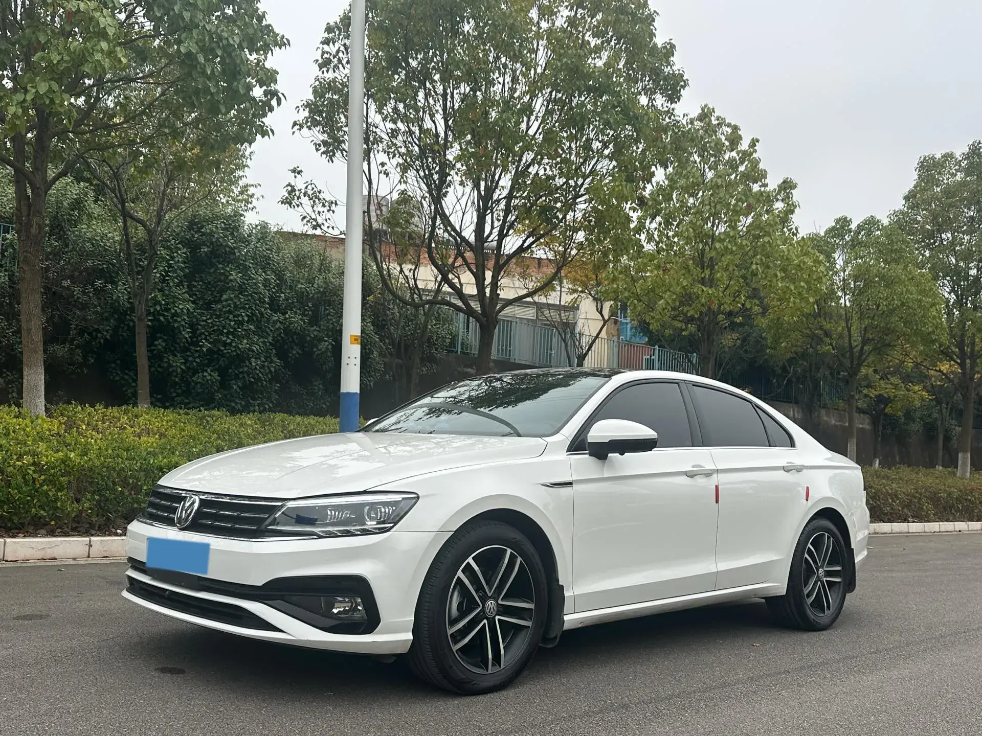 2021 VOLKSWAGEN LAMANDO view 1
