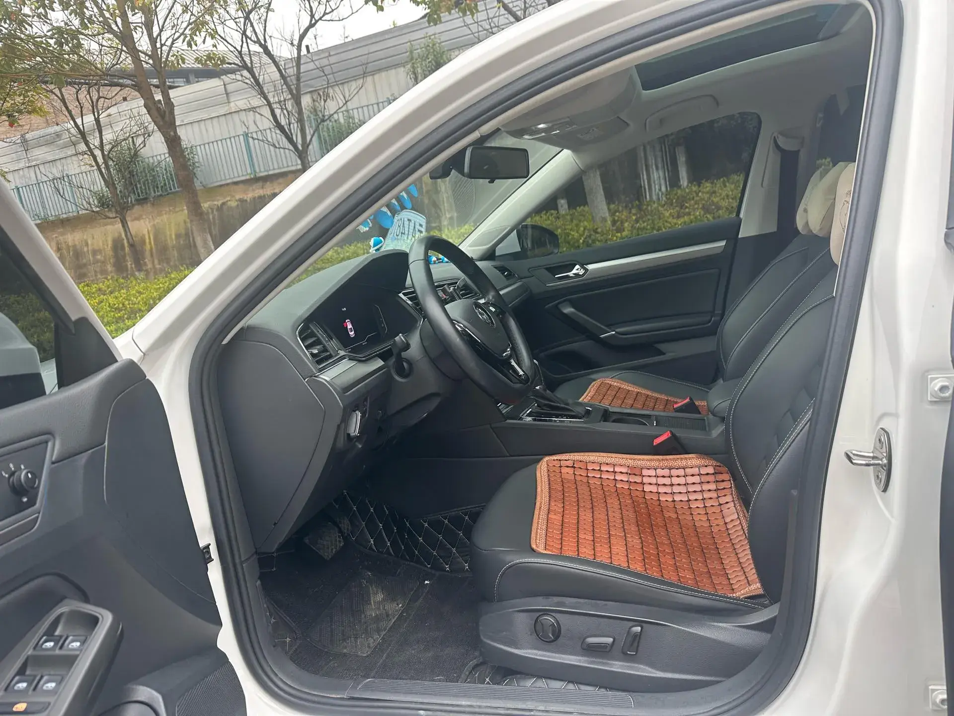 2021 VOLKSWAGEN LAMANDO thumbnail 4