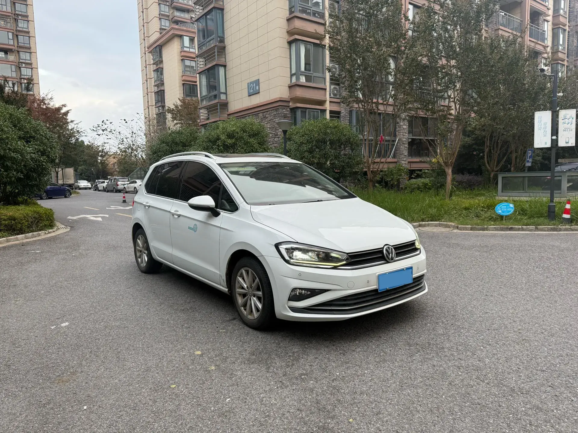 2019 VOLKSWAGEN GOLF thumbnail 3