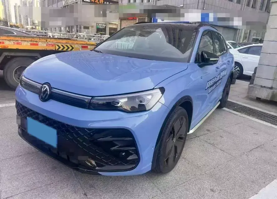 2024 VOLKSWAGEN TIGUAN view 1