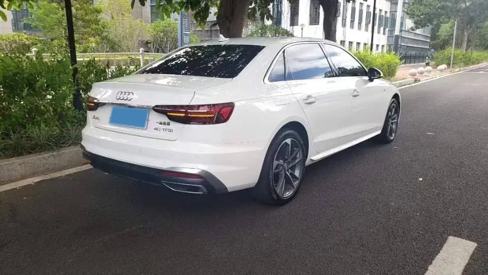 2022 AUDI A4L thumbnail 3