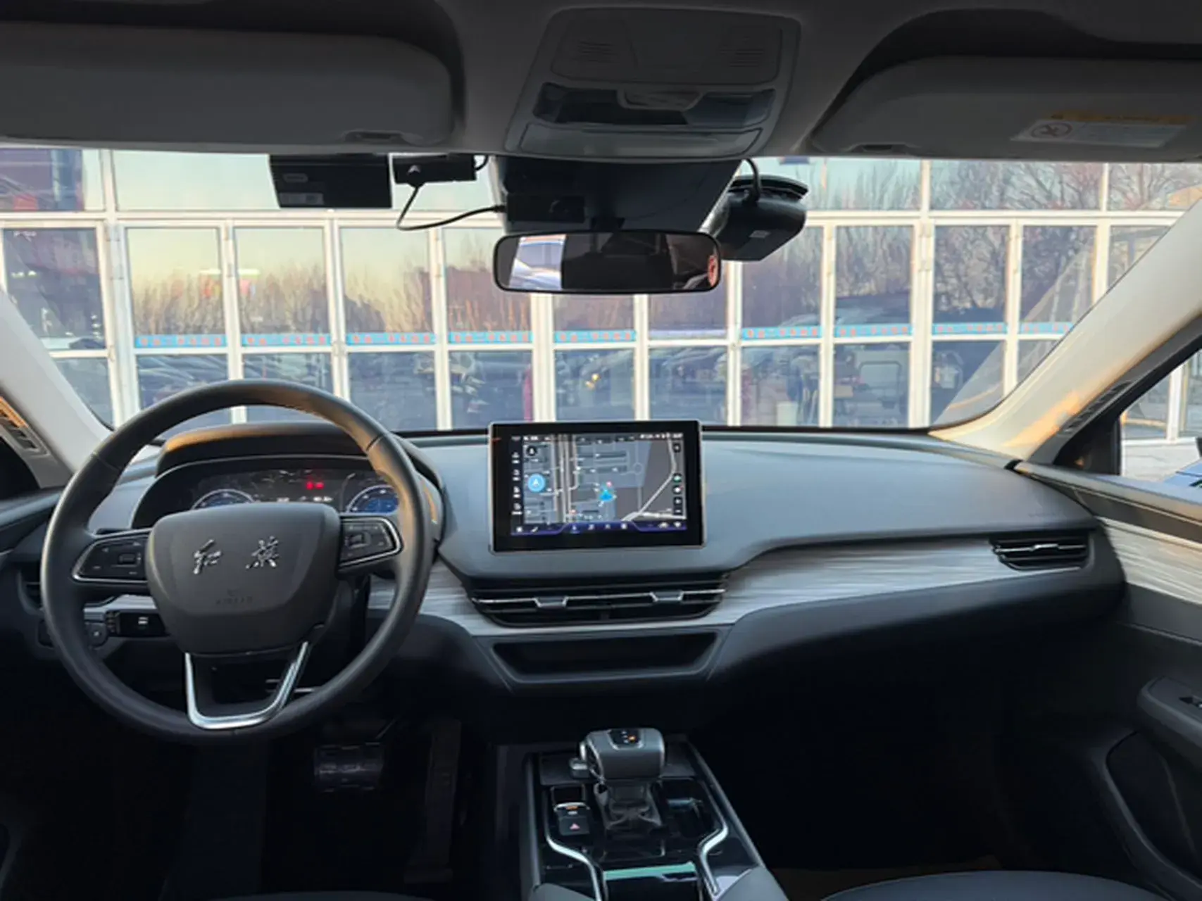 2023 HONGQI E-QM5 thumbnail 3