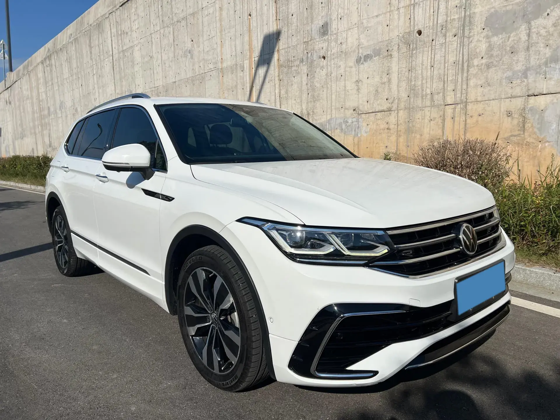 2023 VOLKSWAGEN TIGUAN thumbnail 2