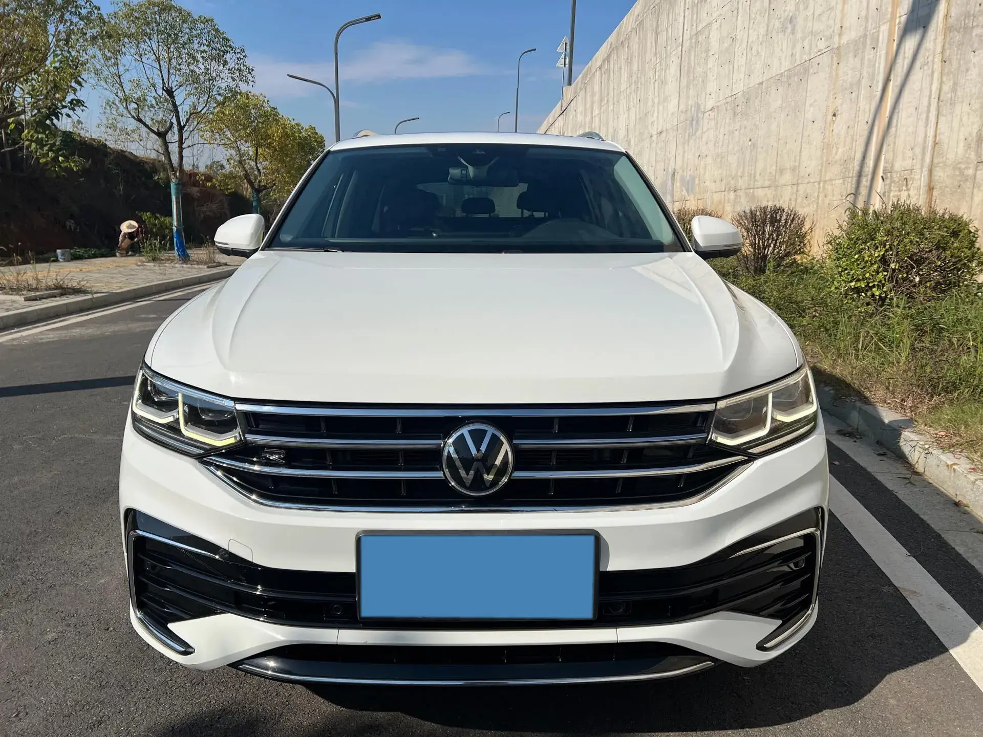 2023 VOLKSWAGEN TIGUAN thumbnail 3