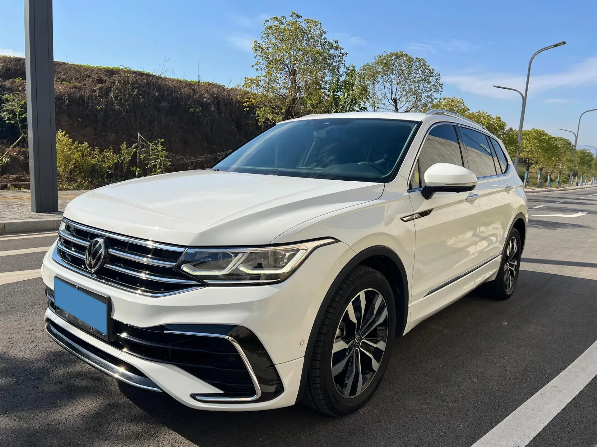 2023 VOLKSWAGEN TIGUAN view 1