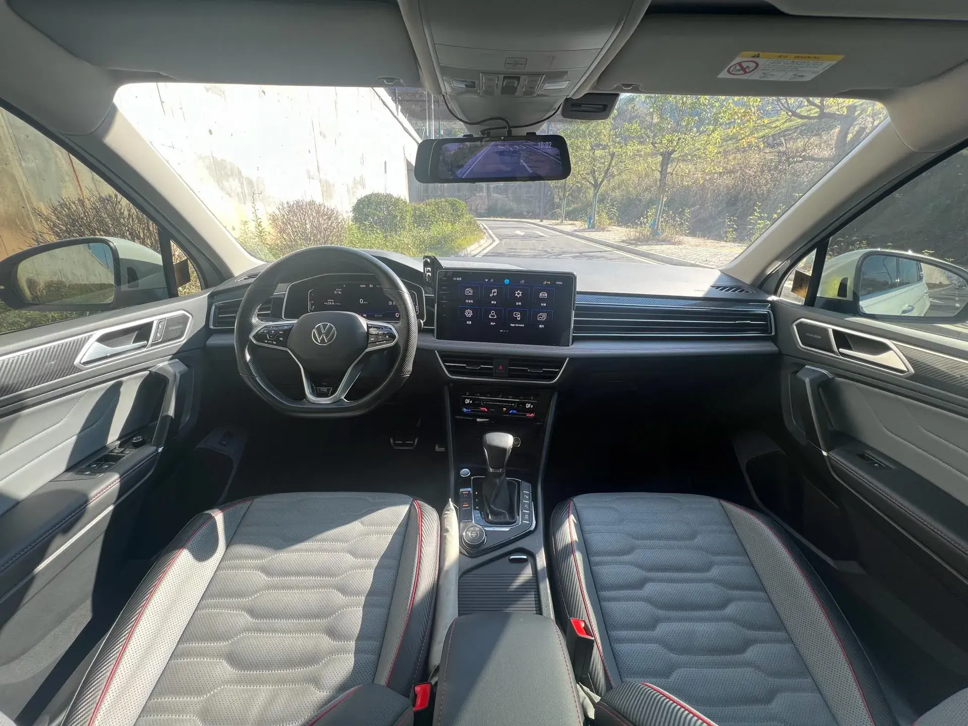 2023 VOLKSWAGEN TIGUAN thumbnail 4