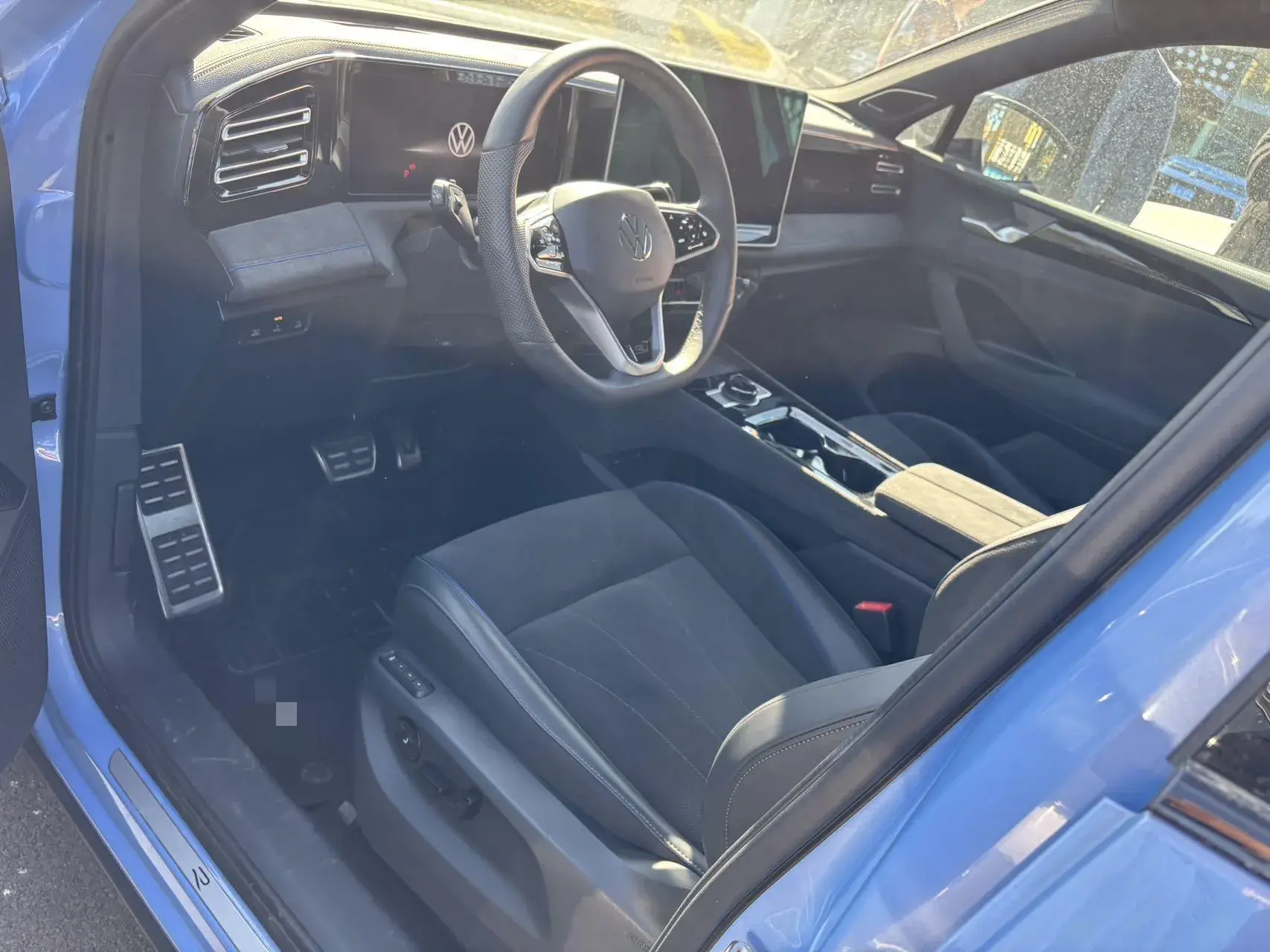 2024 VOLKSWAGEN TIGUAN thumbnail 3