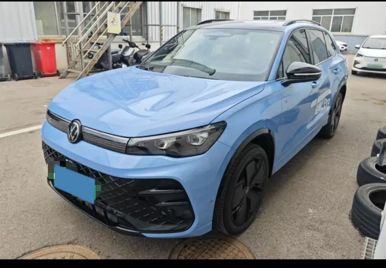 2024 VOLKSWAGEN TIGUAN view 1