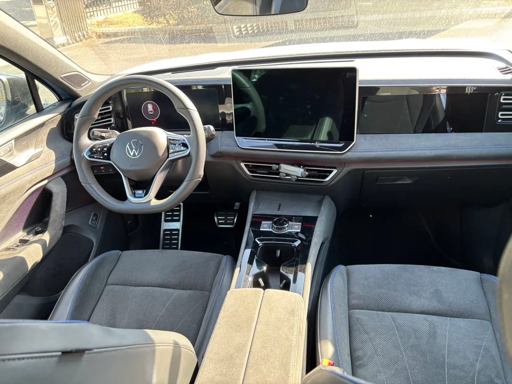 2024 VOLKSWAGEN TIGUAN thumbnail 2