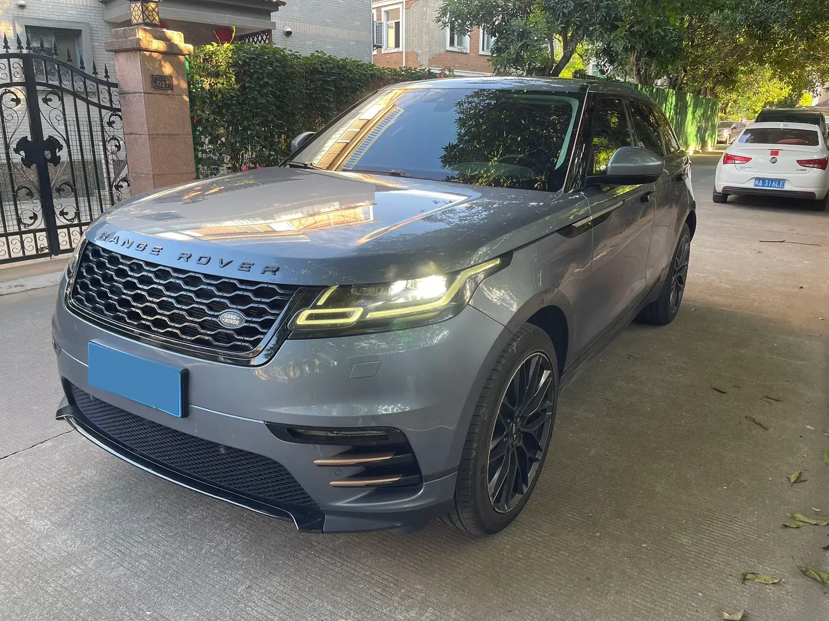 2019 LAND ROVER view 1