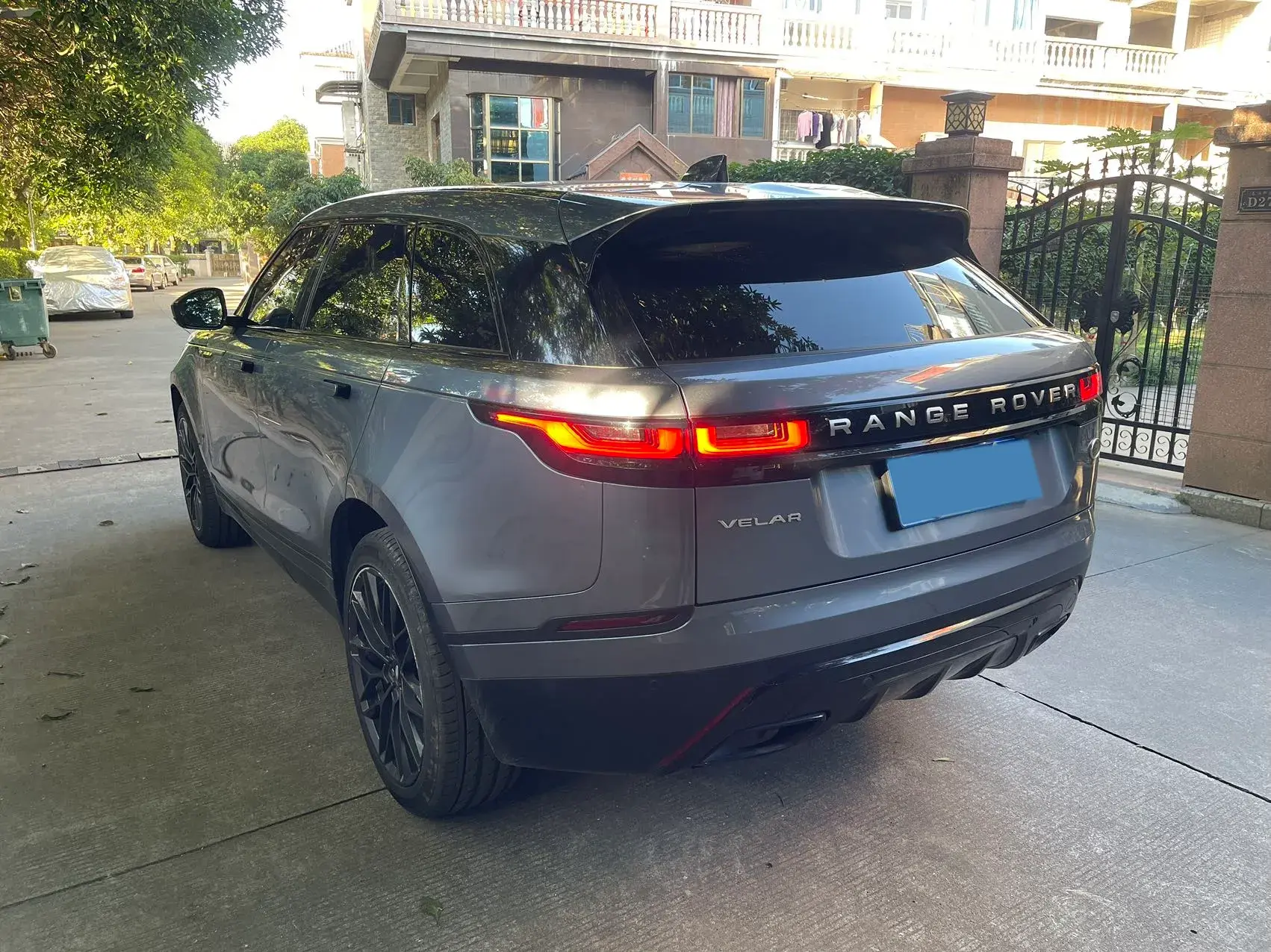 2019 LAND ROVER thumbnail 4