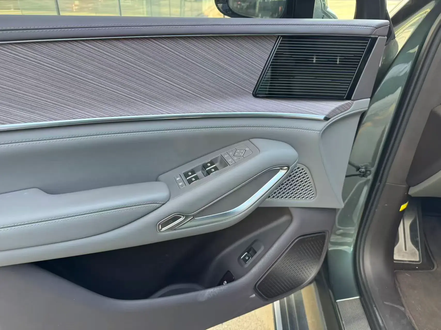 2024 DENZA D9 thumbnail 3