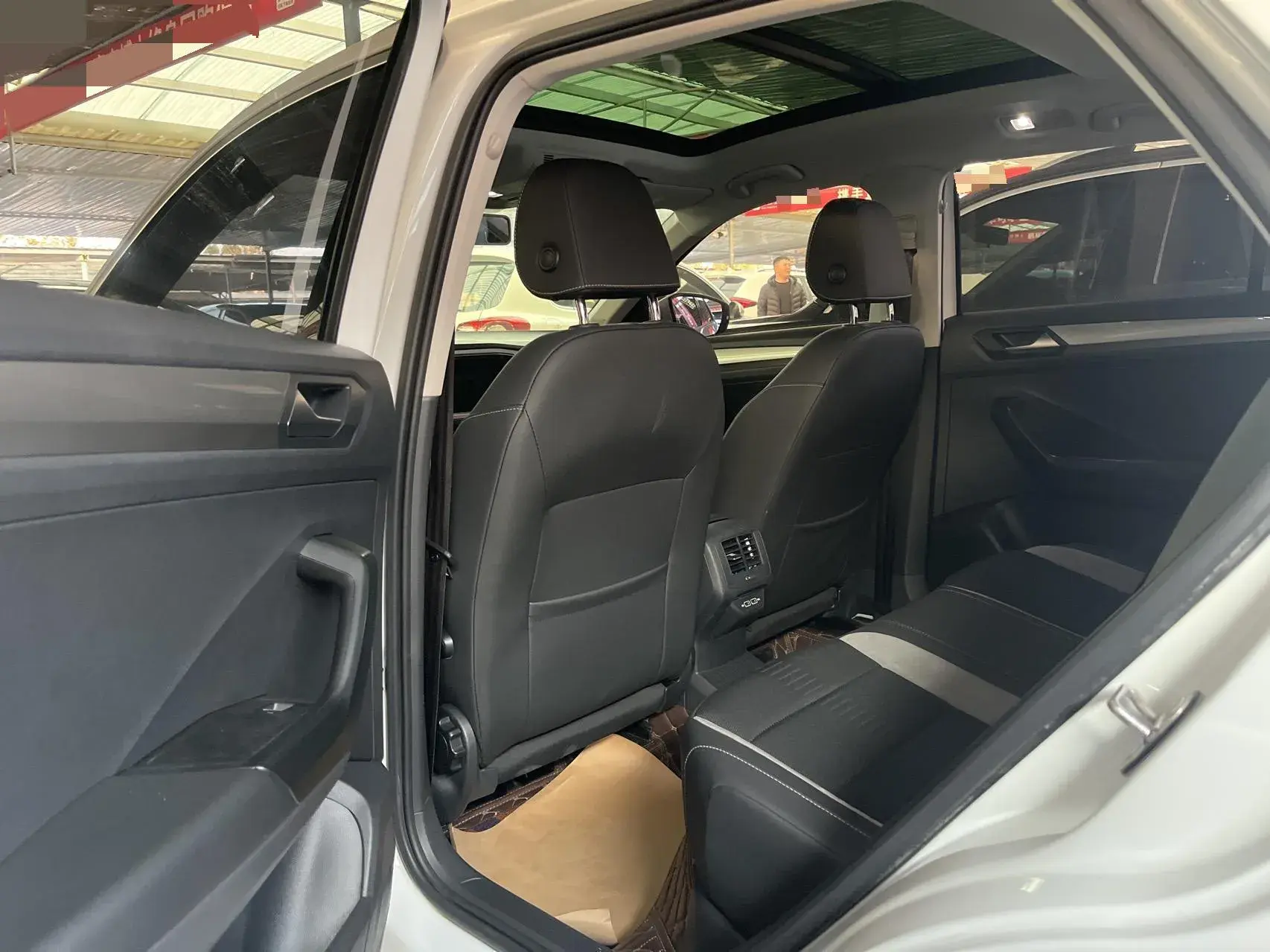 2019 VOLKSWAGEN T-ROC thumbnail 4