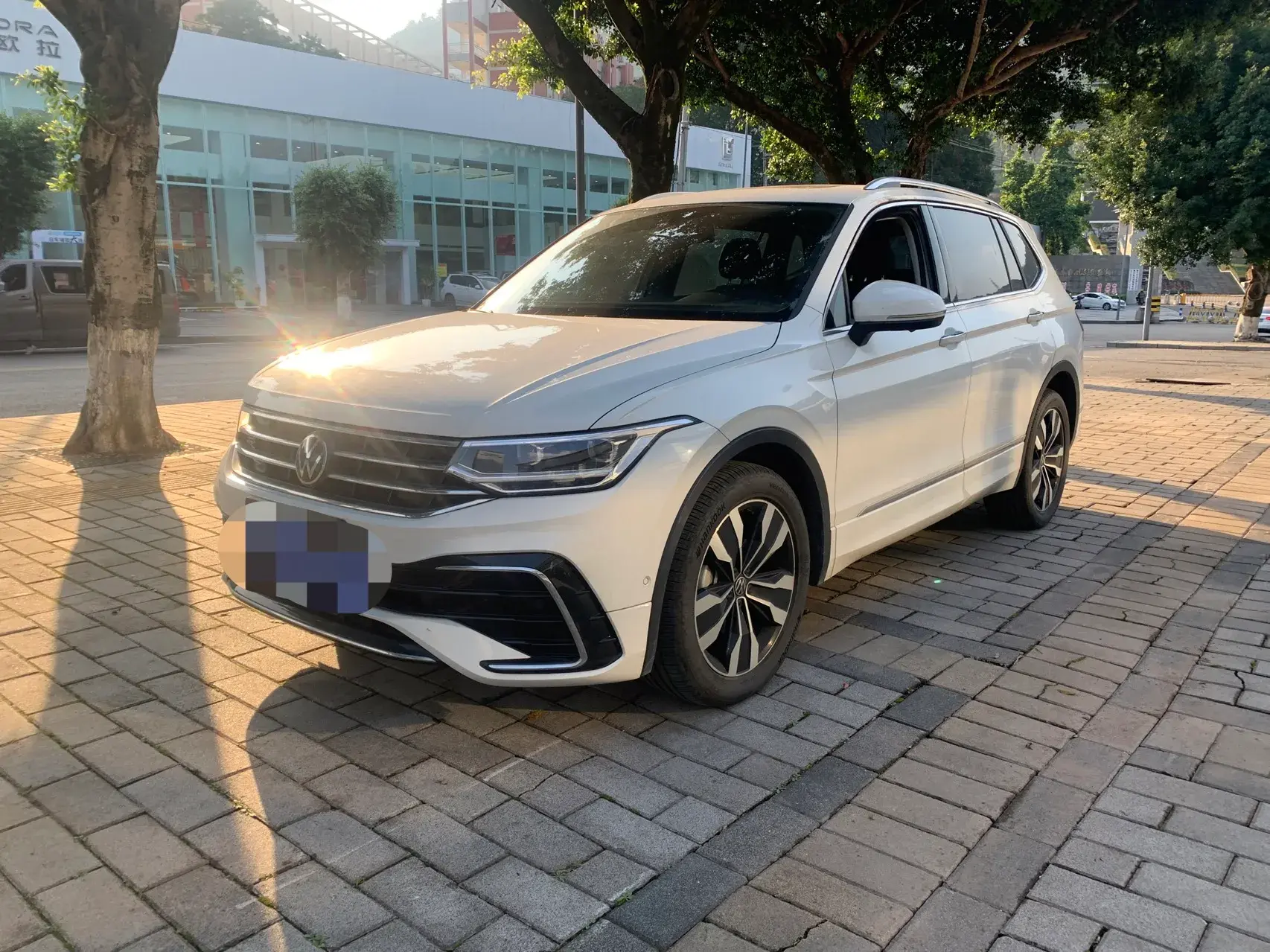 2024 VOLKSWAGEN TIGUAN view 1