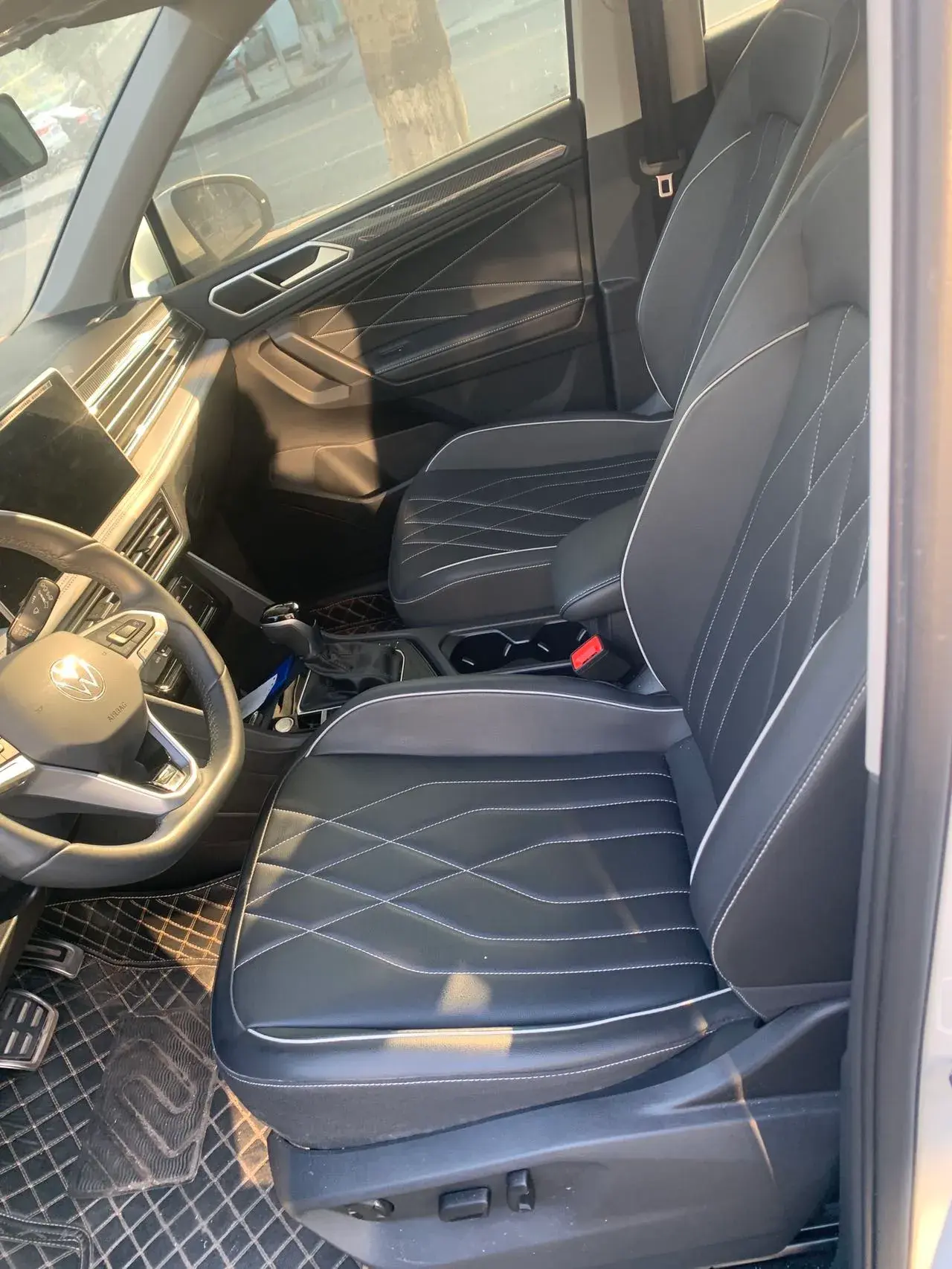 2024 VOLKSWAGEN TIGUAN thumbnail 3