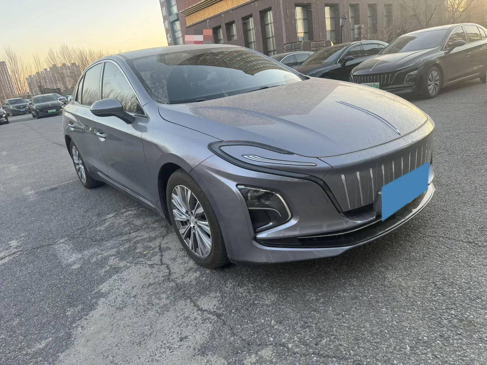 2023 HONGQI E-QM5 thumbnail 3