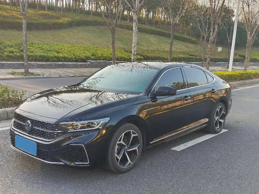 2023 VOLKSWAGEN PASSAT view 1