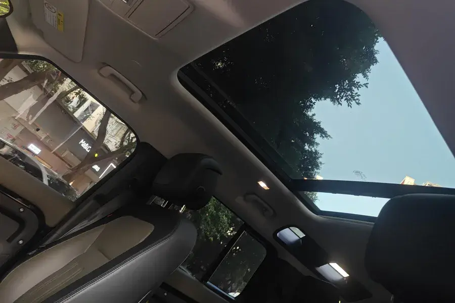 2022 LAND ROVER thumbnail 4