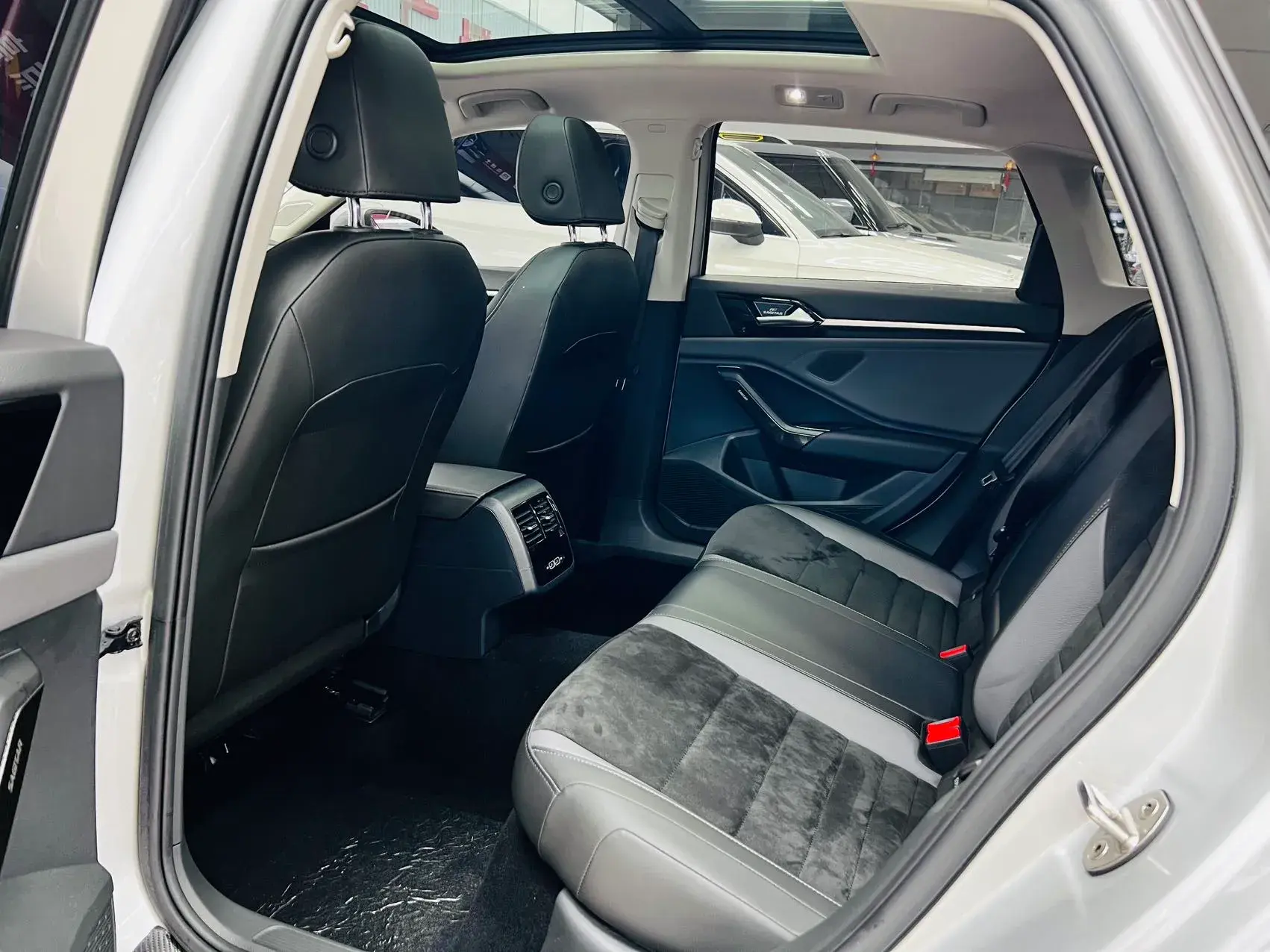 2021 VOLKSWAGEN SAGITAR thumbnail 4