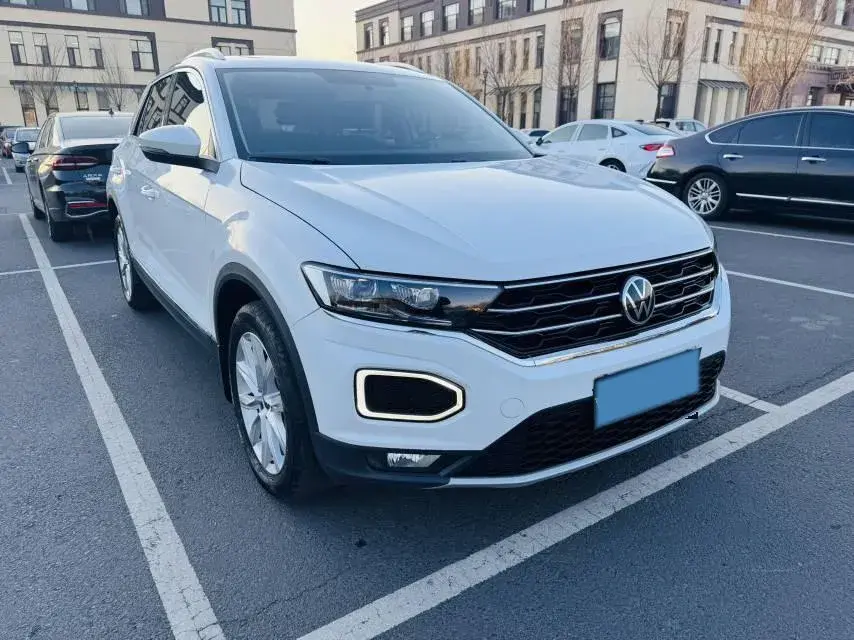 2021 VOLKSWAGEN T-ROC thumbnail 3