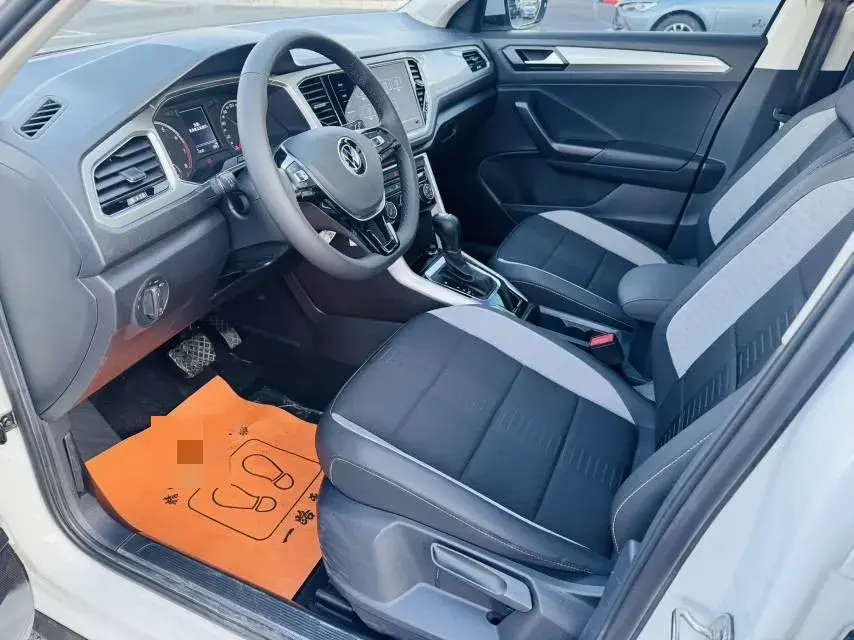 2021 VOLKSWAGEN T-ROC thumbnail 4