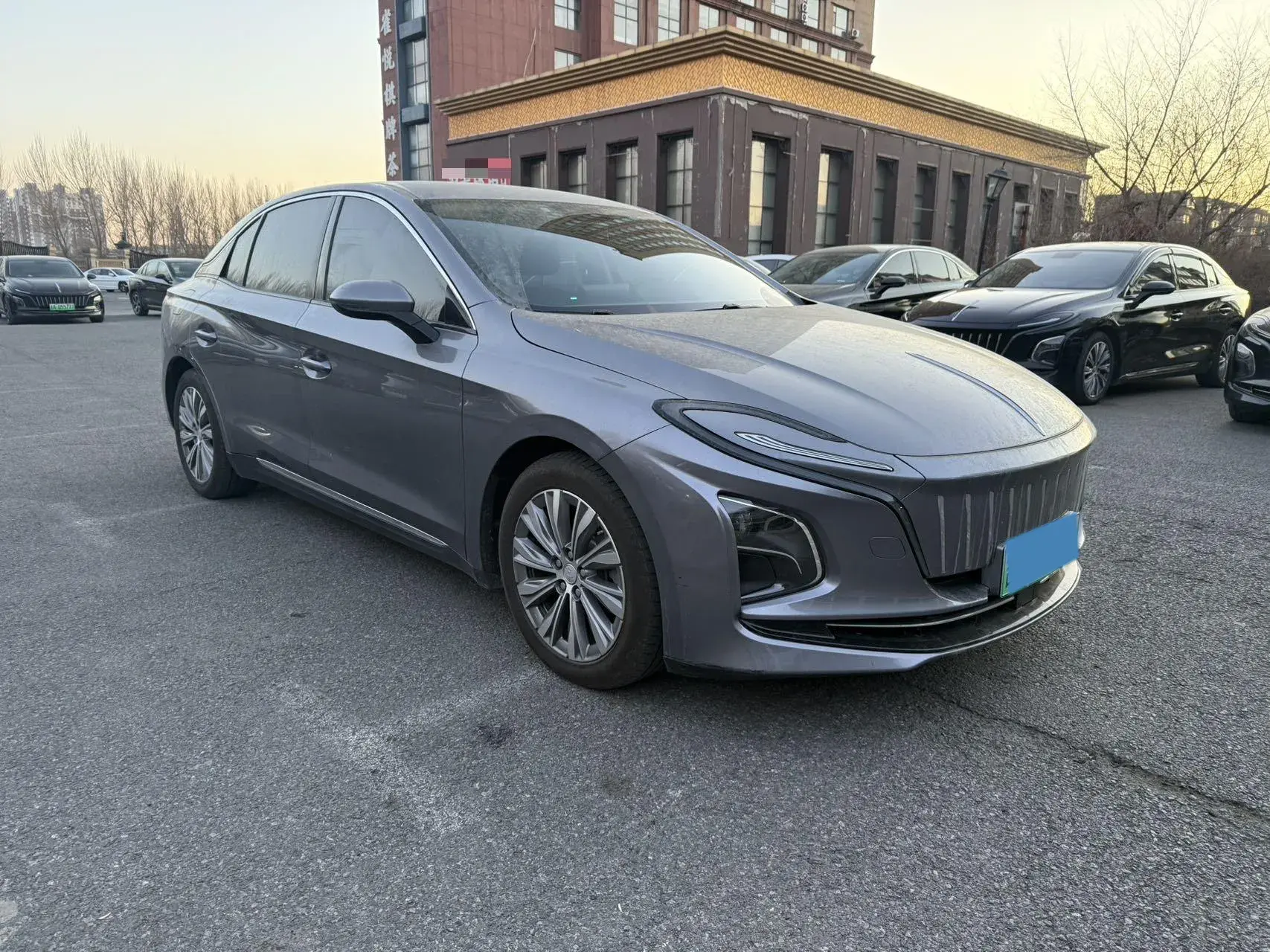 2023 HONGQI E-QM5 thumbnail 3