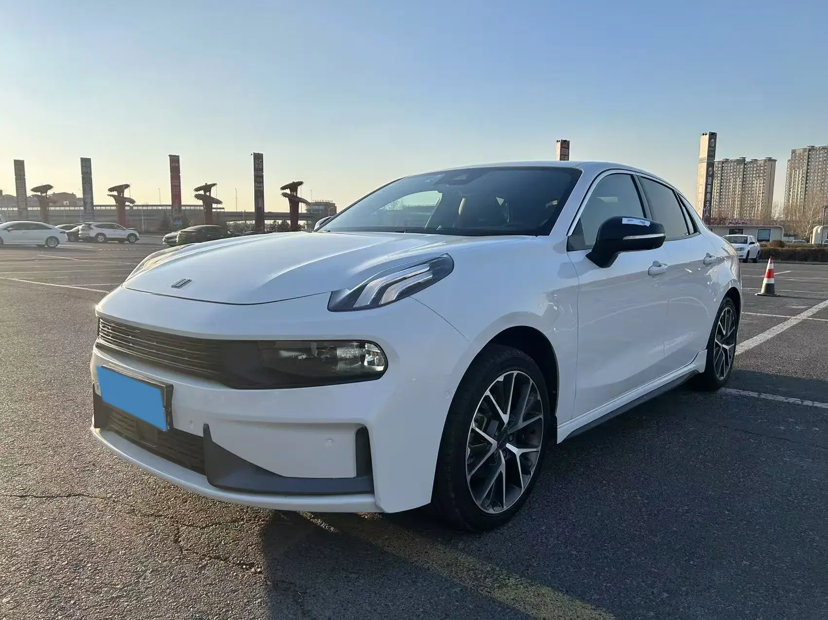 2019 LYNK&CO 03 view 1