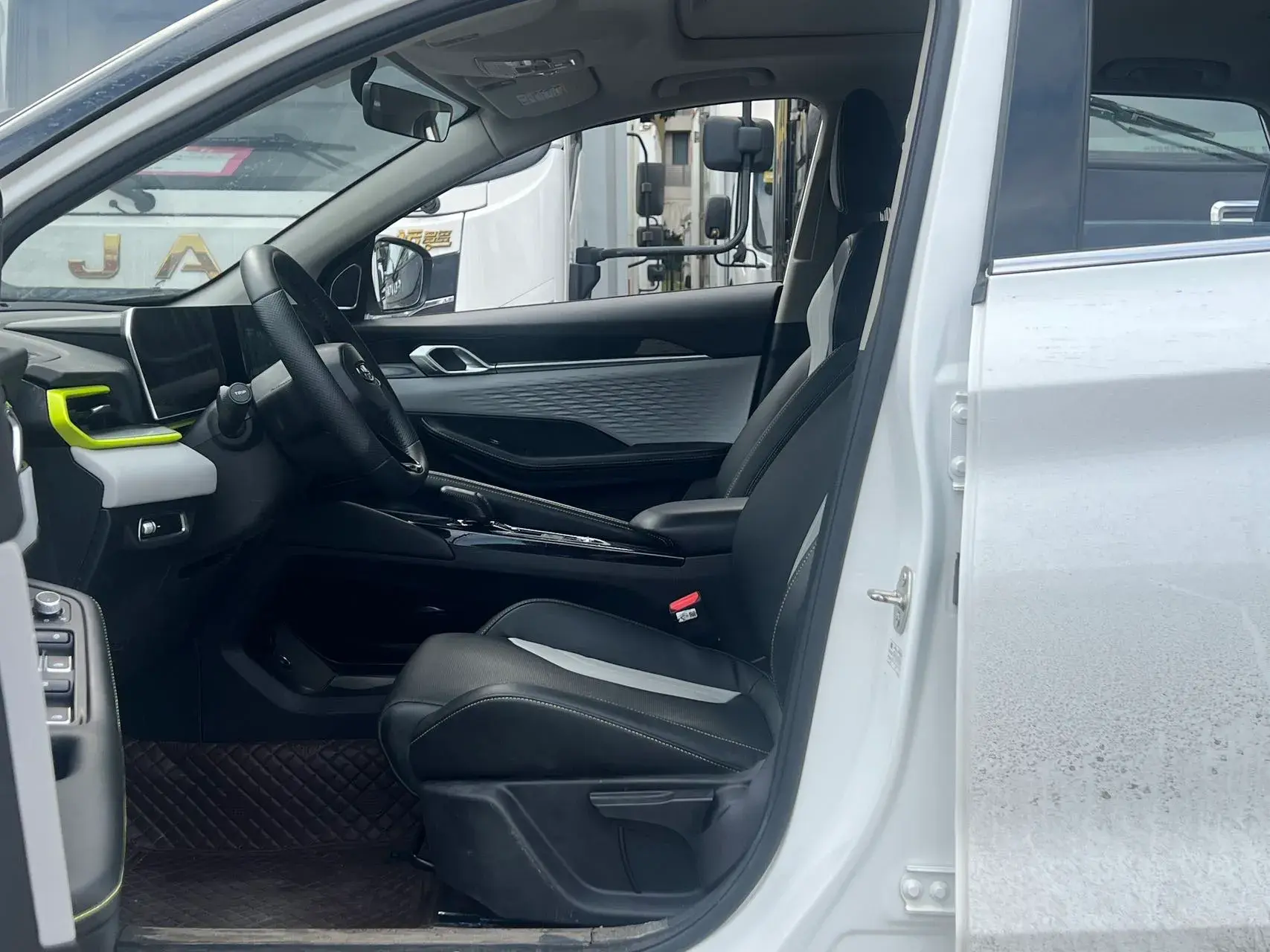 2023 GEELY COOLRAY thumbnail 2