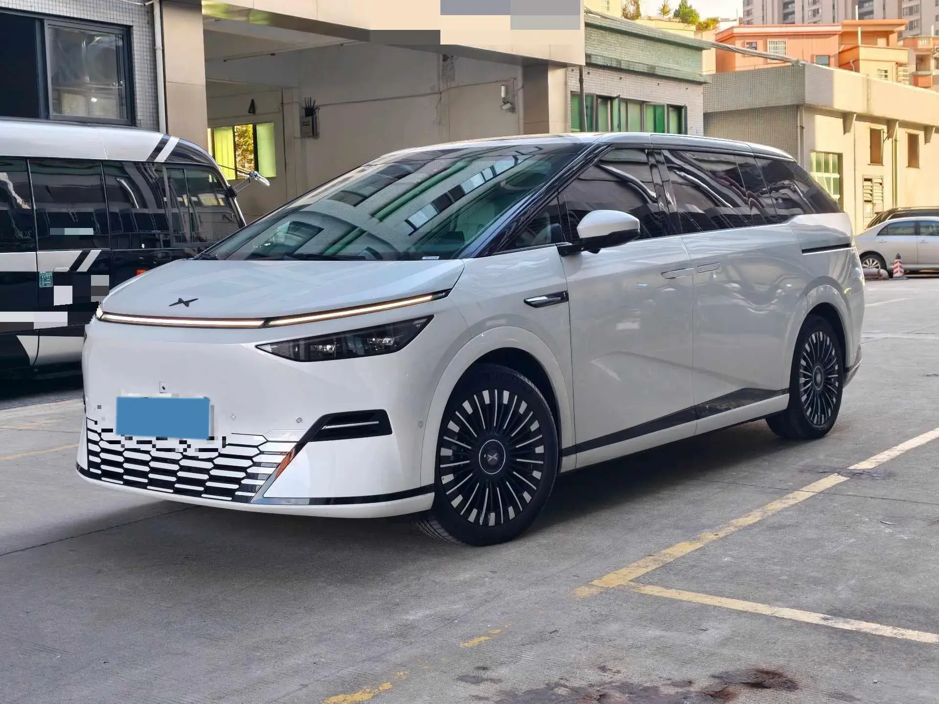 2025 XPENG X9 view 1