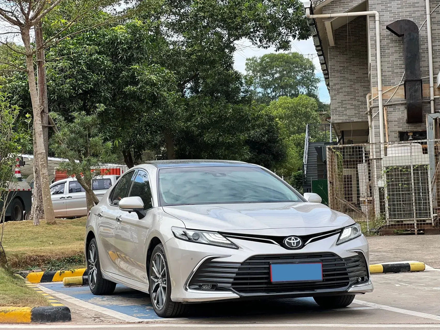 2021 TOYOTA CAMRY thumbnail 3