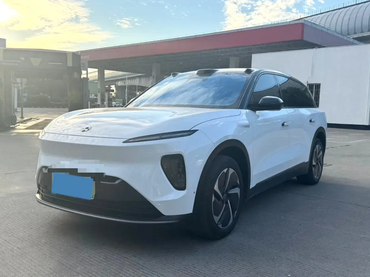 2023 NIO ES8 view 1