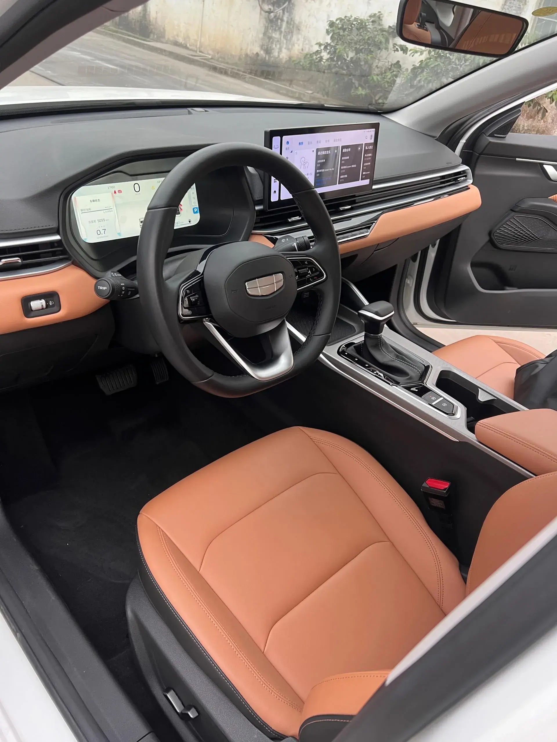 2025 GEELY EMGRAND thumbnail 4