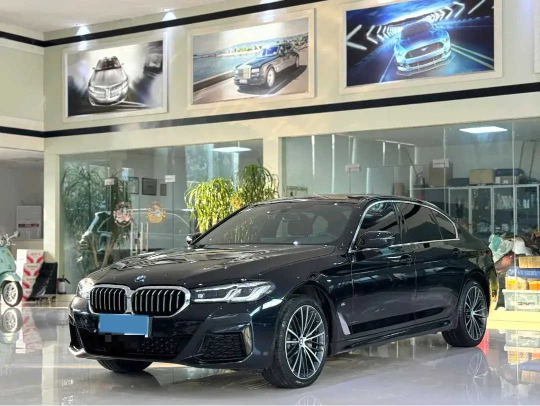 2022 BMW 5 view 1