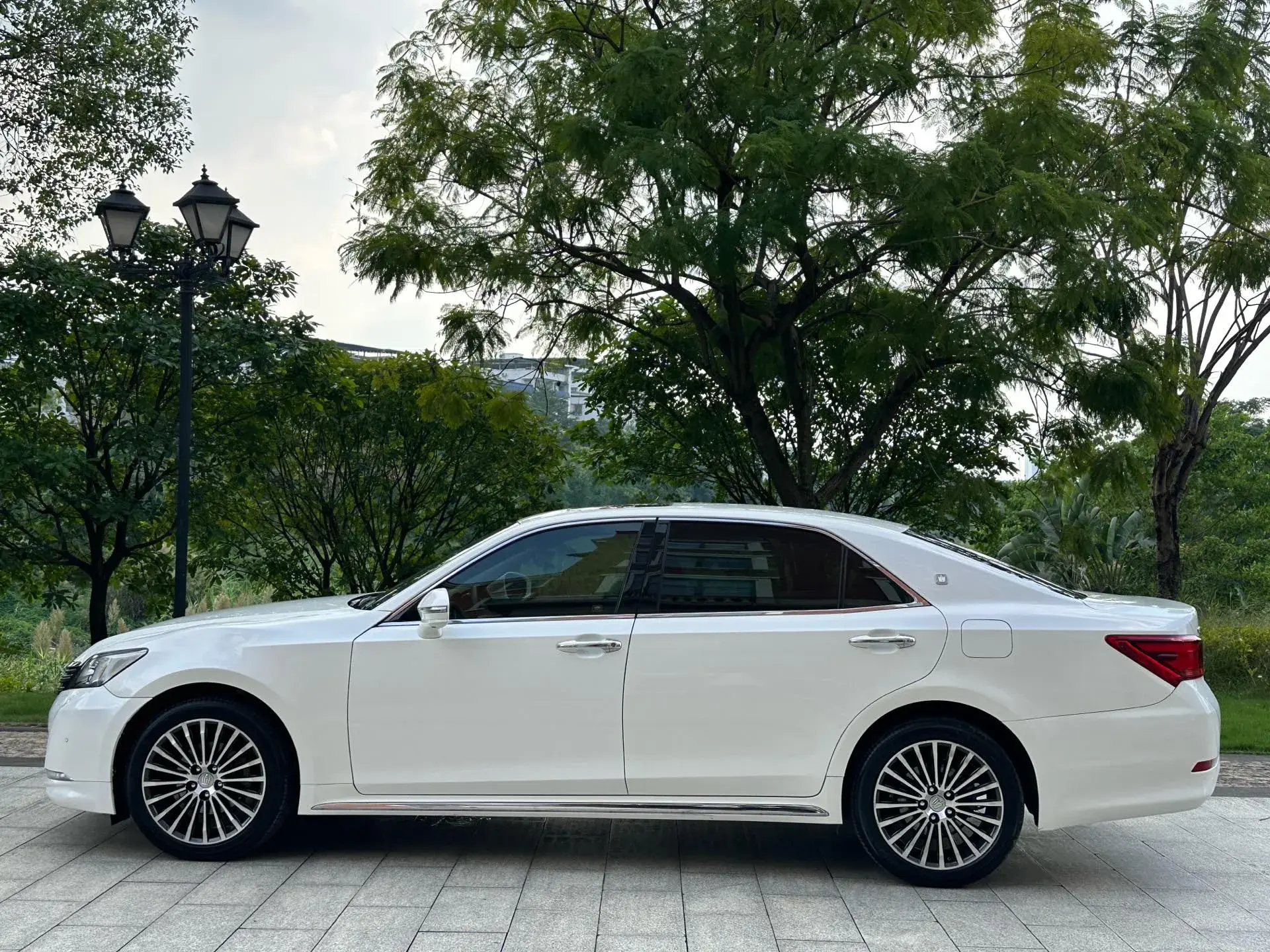 2018 TOYOTA CROWN thumbnail 4