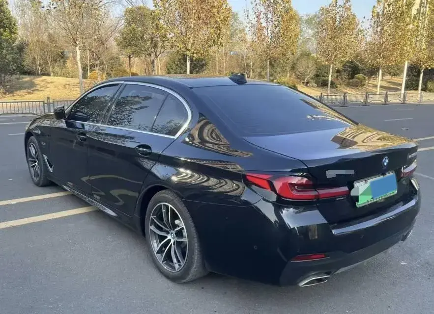 2022 BMW 5 thumbnail 2