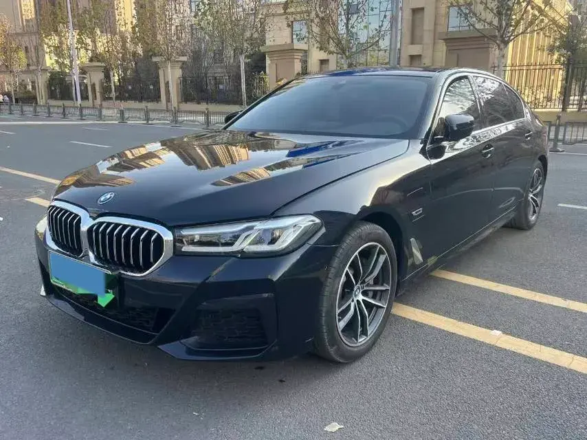 2022 BMW 5 view 1