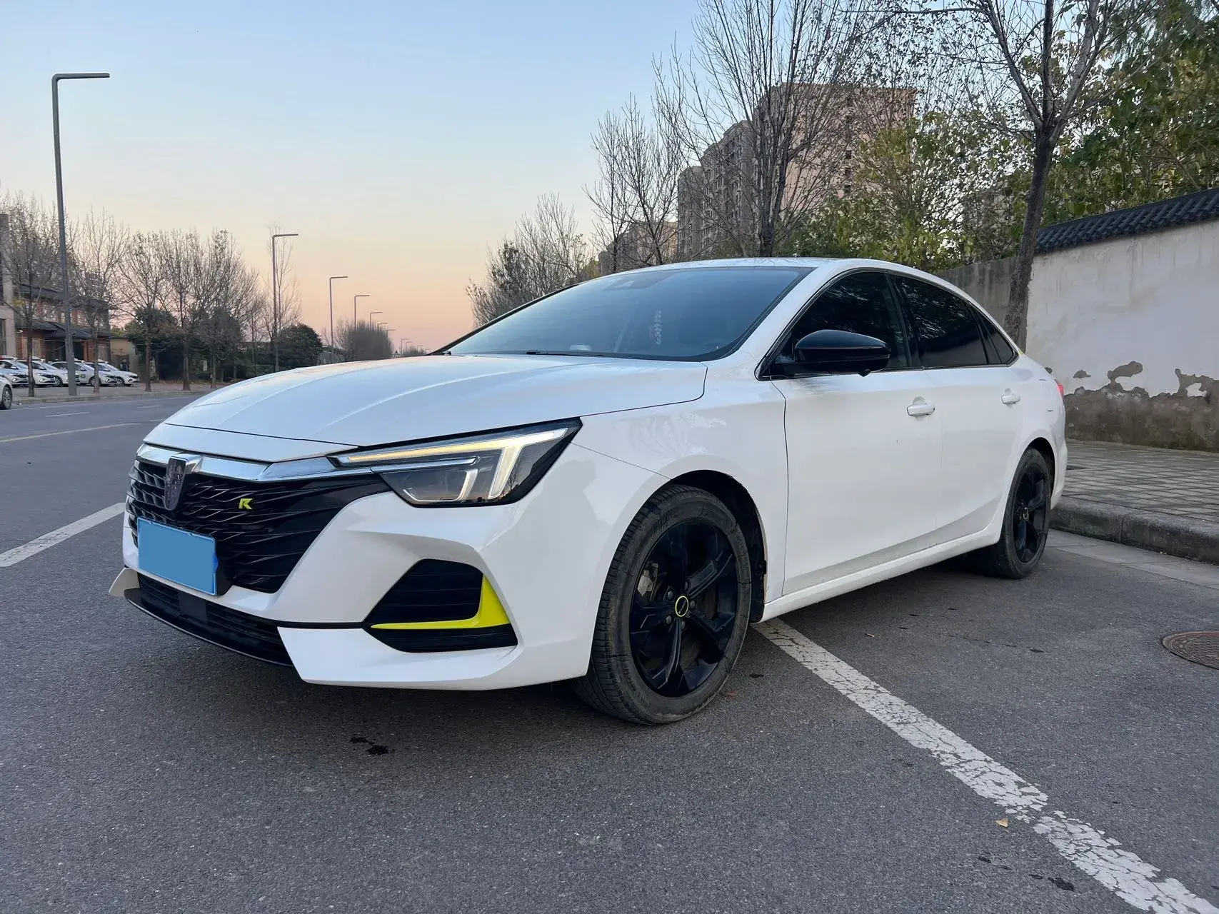 2020 ROEWE I6 view 1