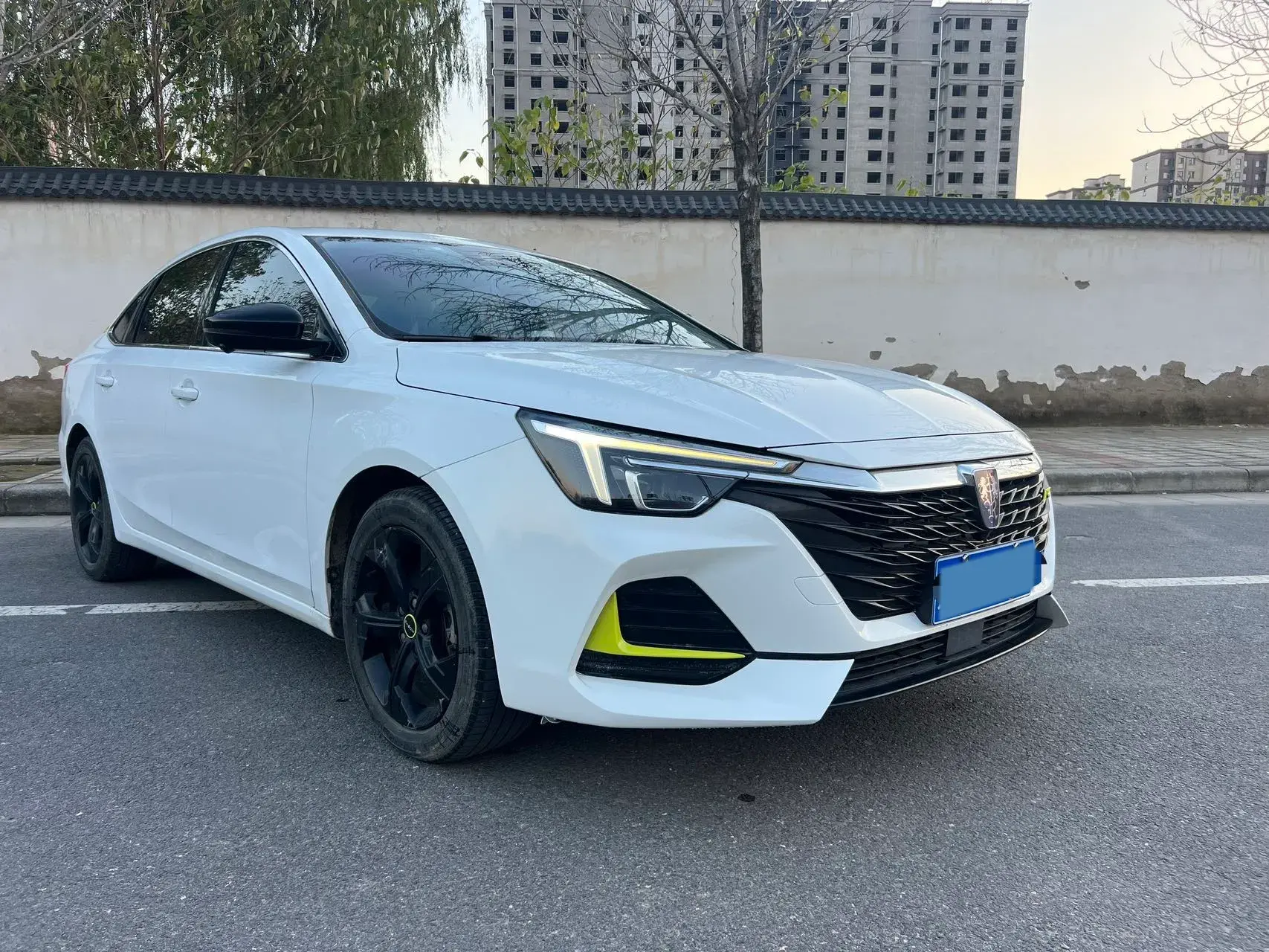 2020 ROEWE I6 thumbnail 3