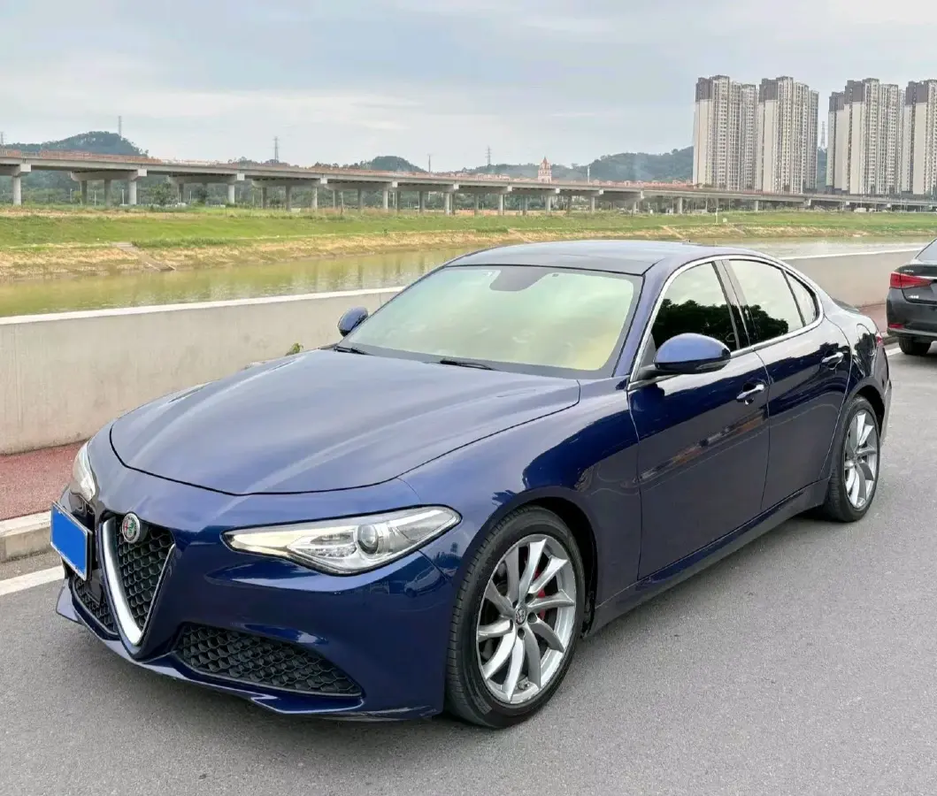 2017 Alfa Romeo Giulia 2.0T 200HP L4 8AT