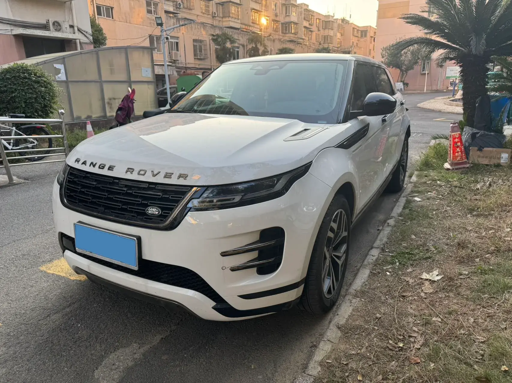 2024 LAND ROVER view 1