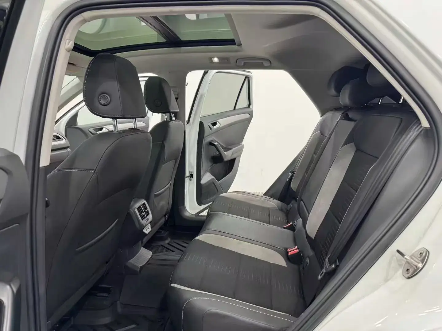 2022 VOLKSWAGEN T-ROC thumbnail 4