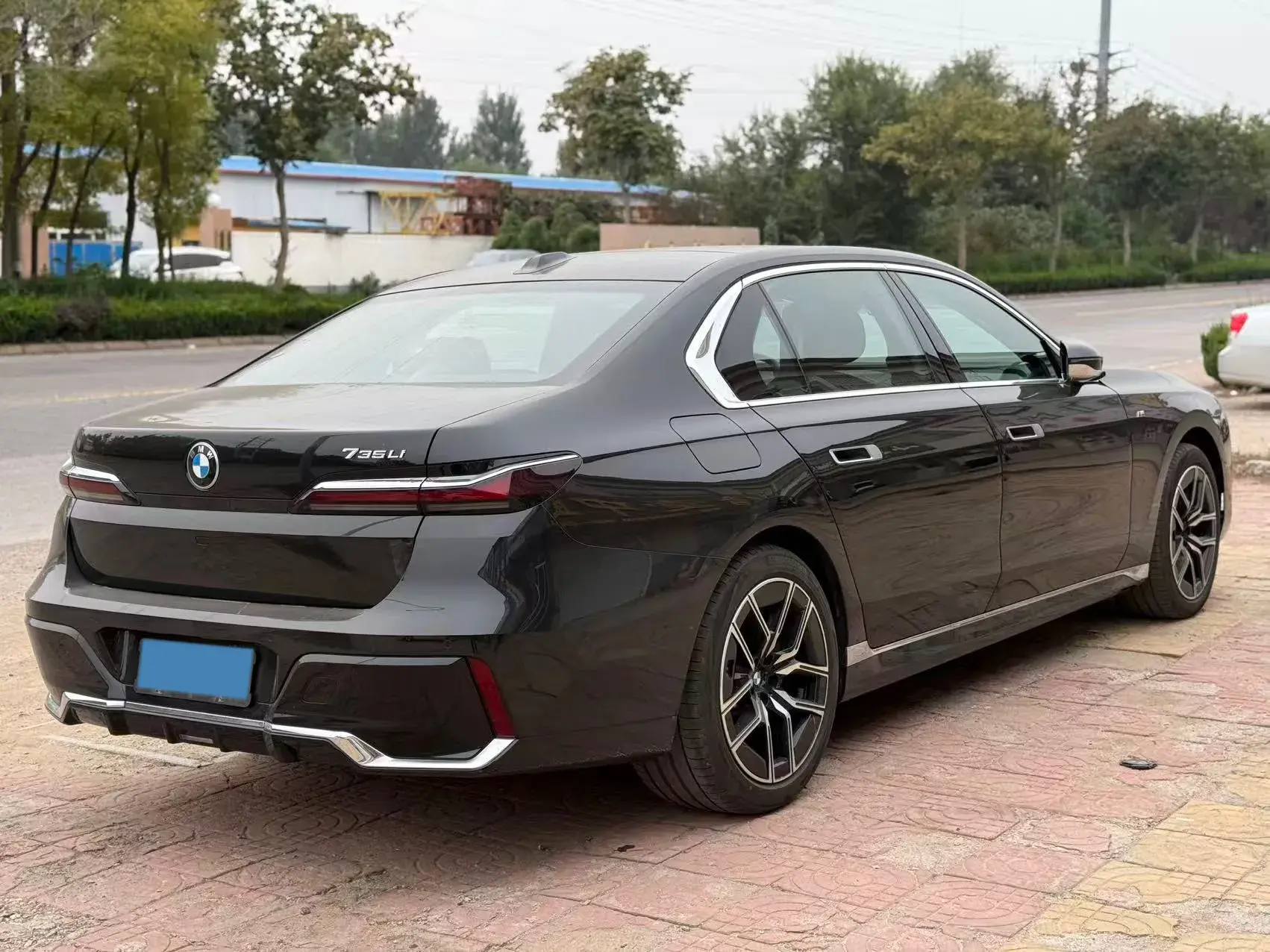 2023 BMW 7 thumbnail 3