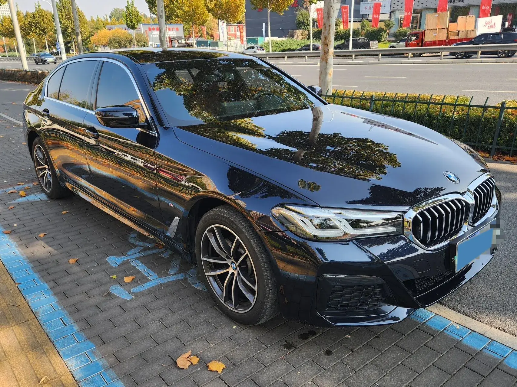 2021 BMW 5 thumbnail 3