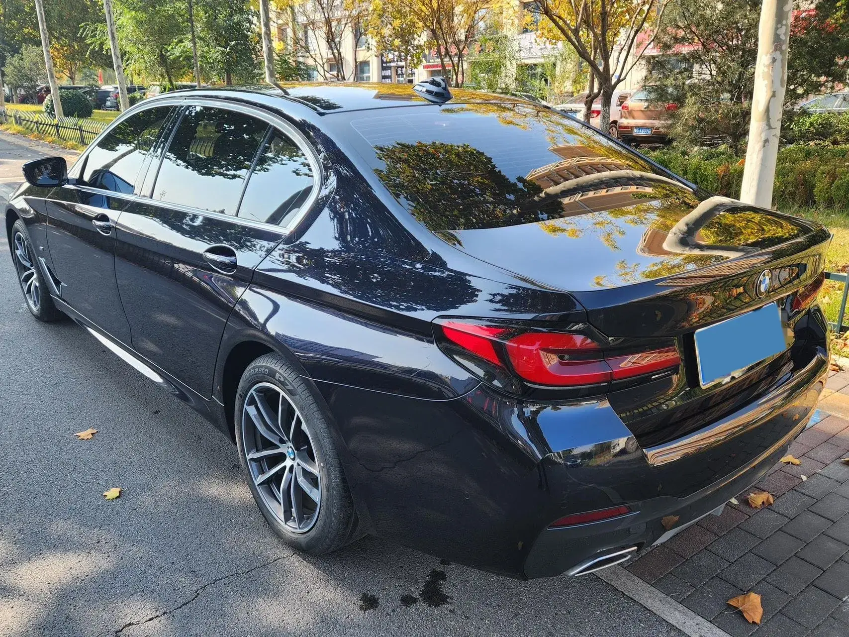 2021 BMW 5 thumbnail 4