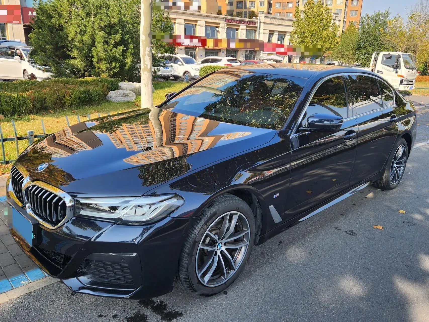 2021 BMW 5 view 1