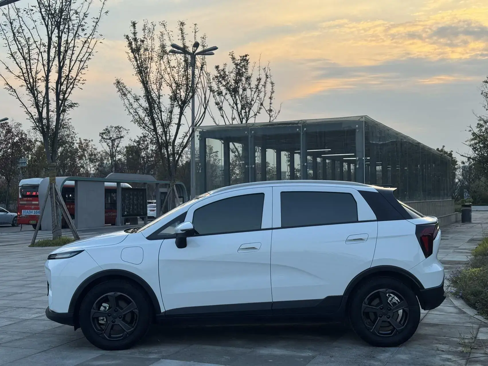 2023 GEOMETRY E thumbnail 4