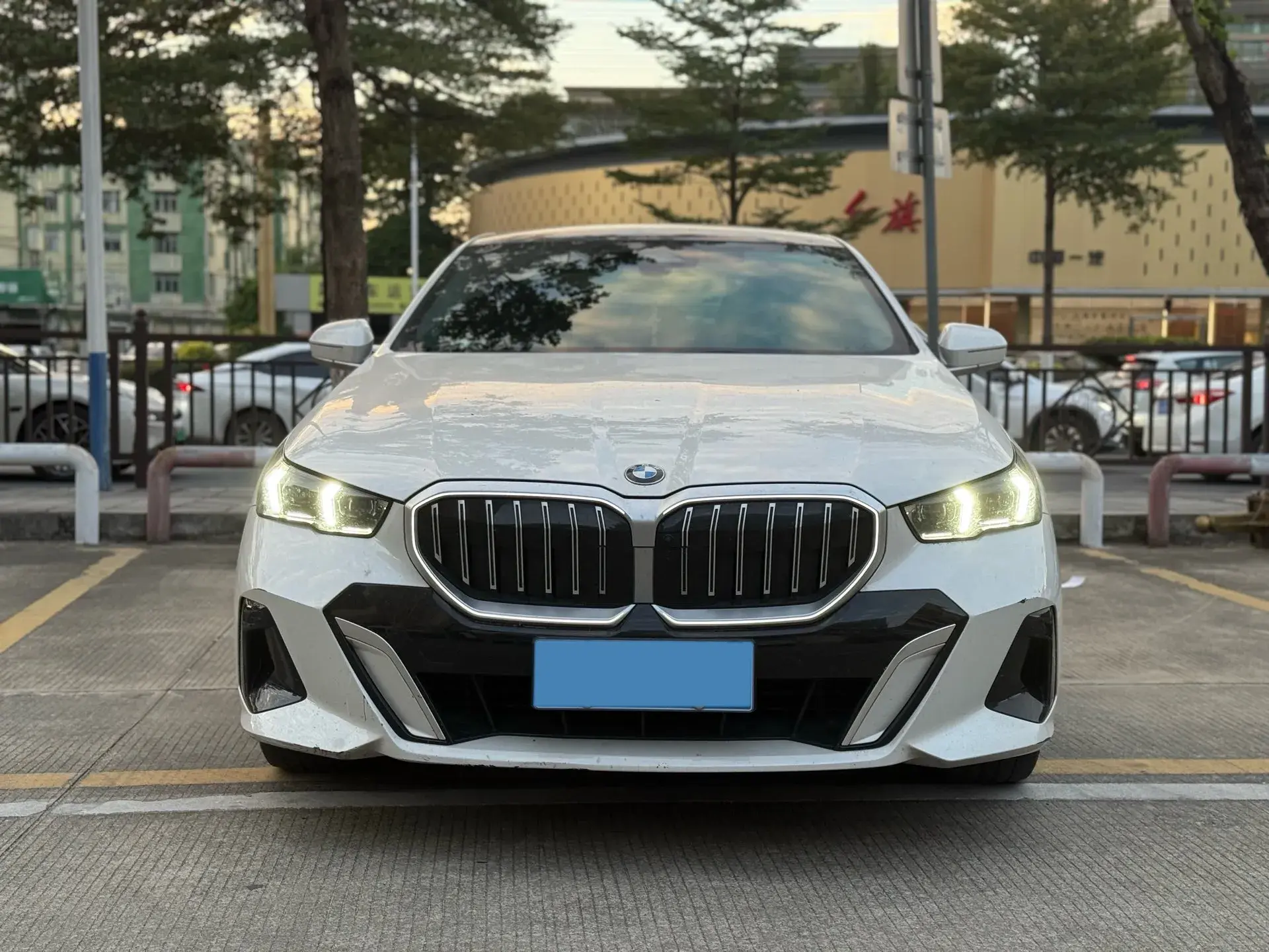 2024 BMW 5 thumbnail 2