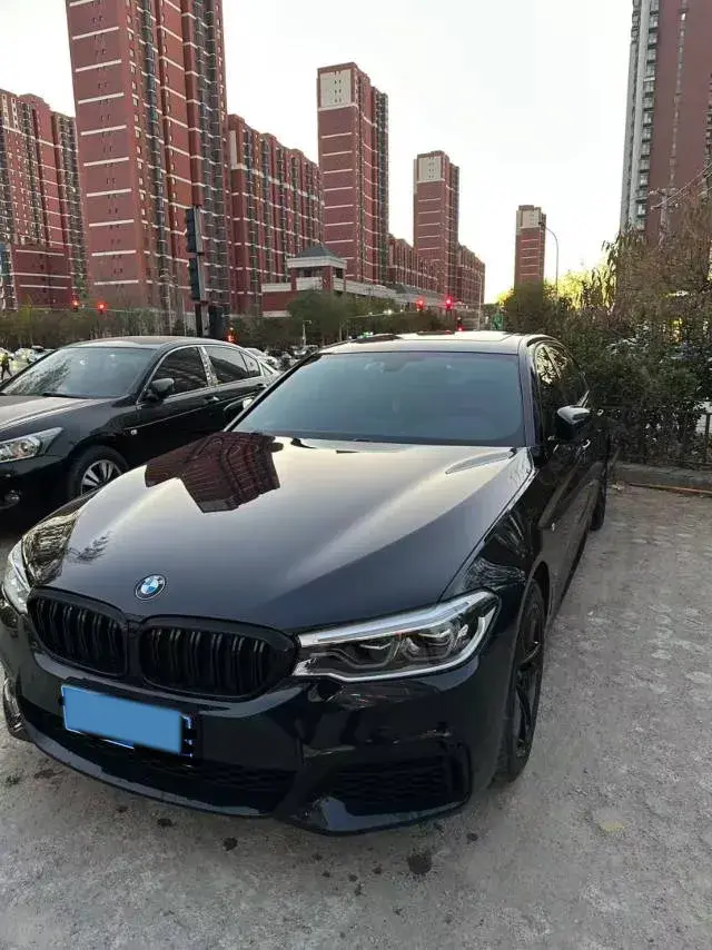 2020 BMW 5 view 1