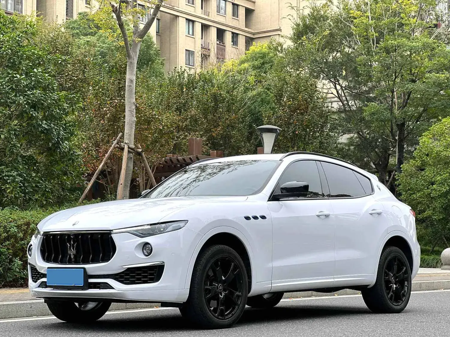 2022 MASERATI LEVANTE view 1