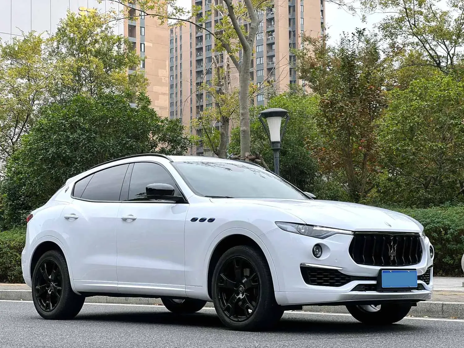 2022 MASERATI LEVANTE thumbnail 3
